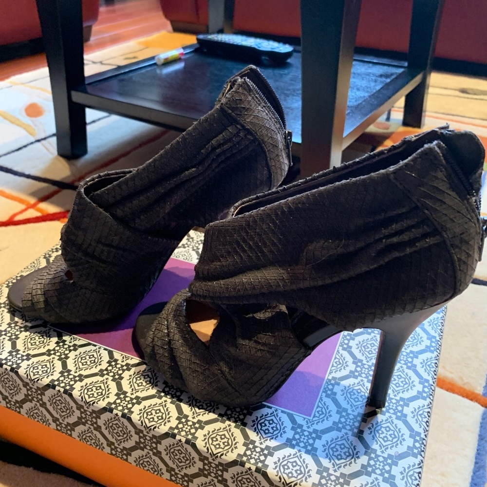 NWOT Isola Snakeskin Balta 4 inch heel peep toe